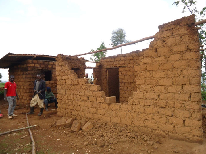 Aha abaturage bari gusanira igikoni umuturanyi wabo Bazubagira ngo abone aho aba yikinze.