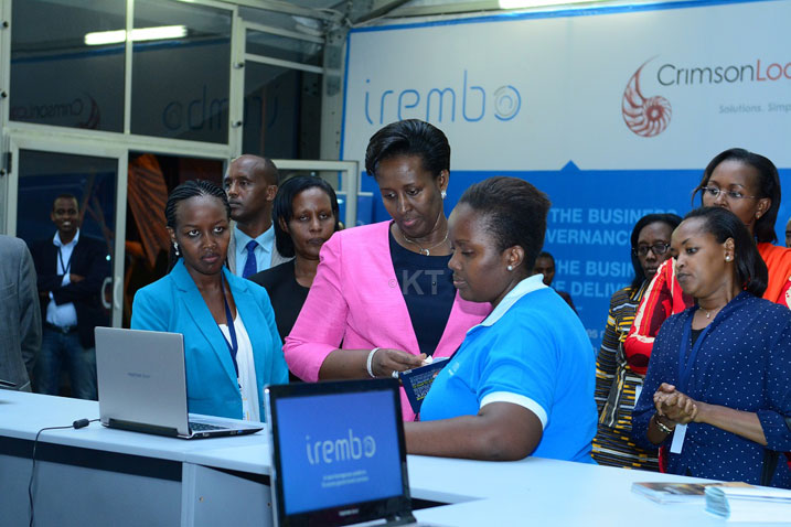 Aha bamwerekaga uko urubuga www.irembo.com rukora.