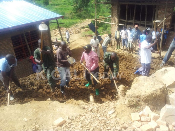 Ngo bagiye gukira urugendo bakoraga bajya kwiga mu Murenge wa Cyumba bavuye mu wa Rubaya kubera iri shuri barimo kubakirwa.