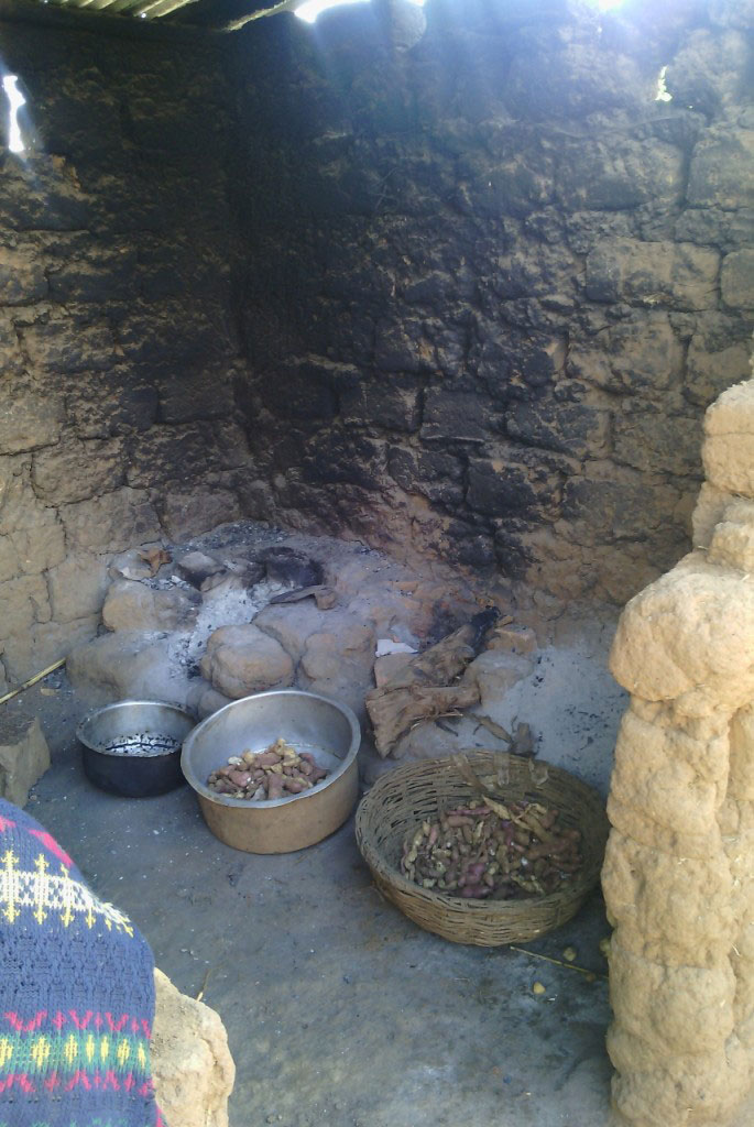 Guteka ku mashyiga bitwara inkwi nyinshi kandi bikazamura umwotsi mu kirere.