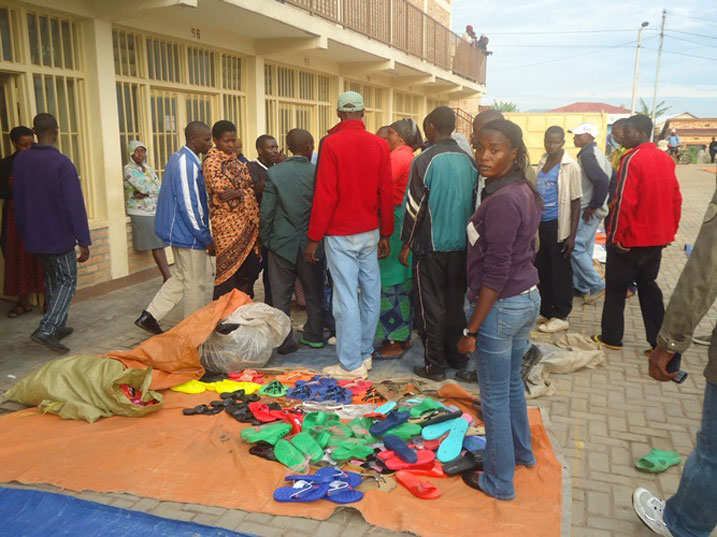 Aha bamwe bari bamaze gufatana mu mashati.