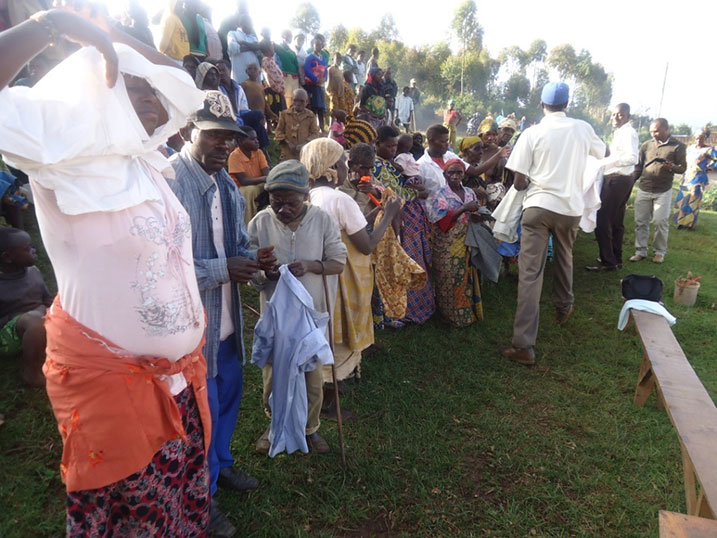 Aha hari tariki ya 26/11/2014, Umunyamabanga nshingwabikorwa w'Umurenge wa Byumba ari kubaha imyenda.