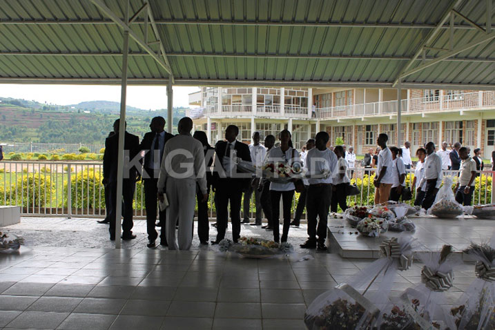 Abanyeshuri, abakozi n'abayobozi muri IPRC-South bunamiye abazize Jenoside yakorewe abatutsi bashyinguye mu rwibutso rwa Murambi. 