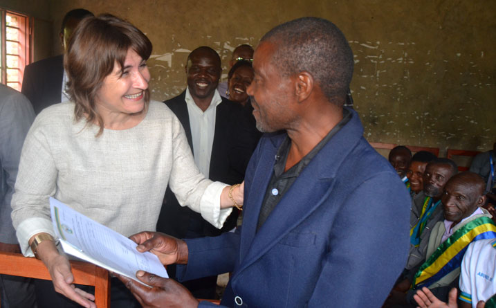 AHa Minisitiri Ploumen yari amaze guha icyangombwa cy'ubutaka umwe mu baturage bo mu murenge wa Rwaza.