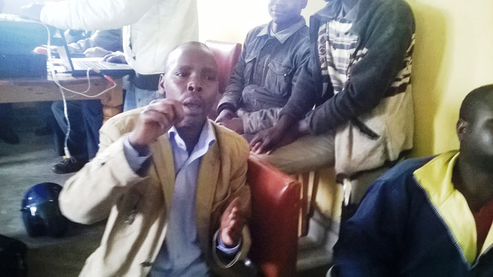 Ngabonziza Louis yasobanuriraga abafite ubumuga bwo kutumva ntibavuge icyabaga kivuzwe we agakoresha amarenga ngo bacyumve.