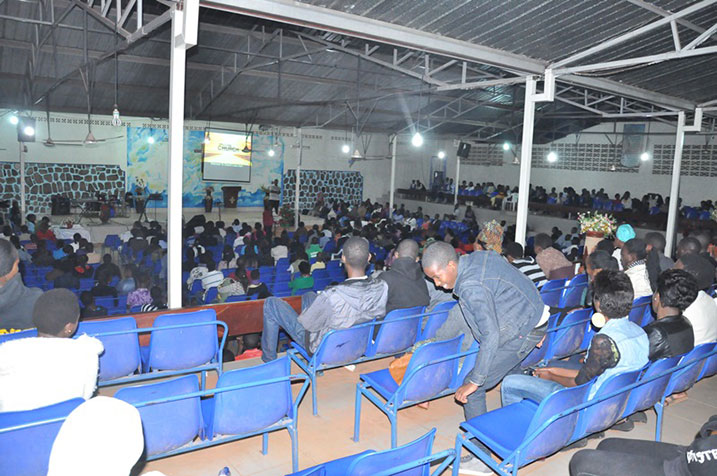 Uko bamwe bari mu tubari n'utubyiniro abandi bari mu nsengero. Aha ni muri Assemble de Dieu i Nyamirambo abakirisitu bashima Imana ko yabarinze umwaka wose.