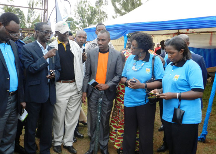 Aha umuyobozi w'ishuri ry'imyuga rya Gishari GIP, Sam Karemera yasobanuriraga abayobozi uko umuntu akoresha telefone mu kuhira imyaka ye mu murima