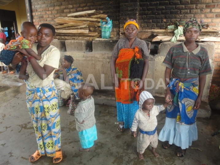 Aha ababyeyi bari mu kigo nderabuzima gutekera abana bafite ikibazo k