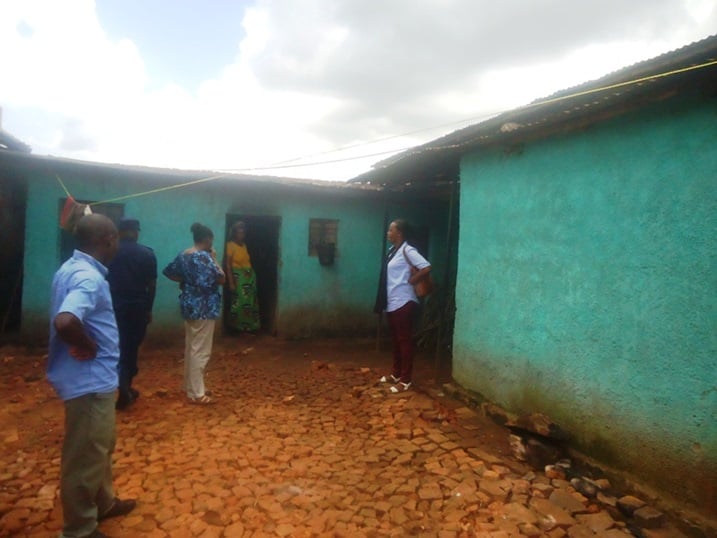 Aha, abayobozi basuraga resitora ya Mukankuranga Claudine bavuze ko inyubako ari nto cyane kandi ikaba irimo umwanda, maze bamusaba kuyifunga.