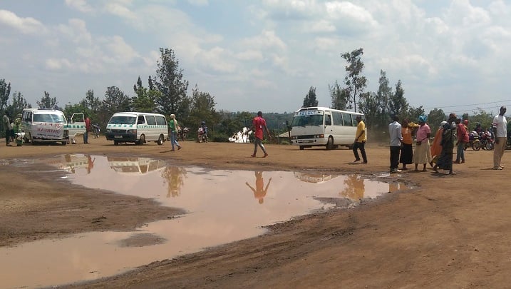 Aha ni ho abagenzi bari basigaye bategera imodoka mu gihe gare yubakwaga