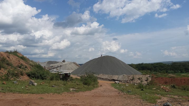 Aha ni mu ruganda rusya amabuye ruri haruguru y'urugo rwa Munyabarenzi na rwo ngo rumutera imvumbi mu rugo