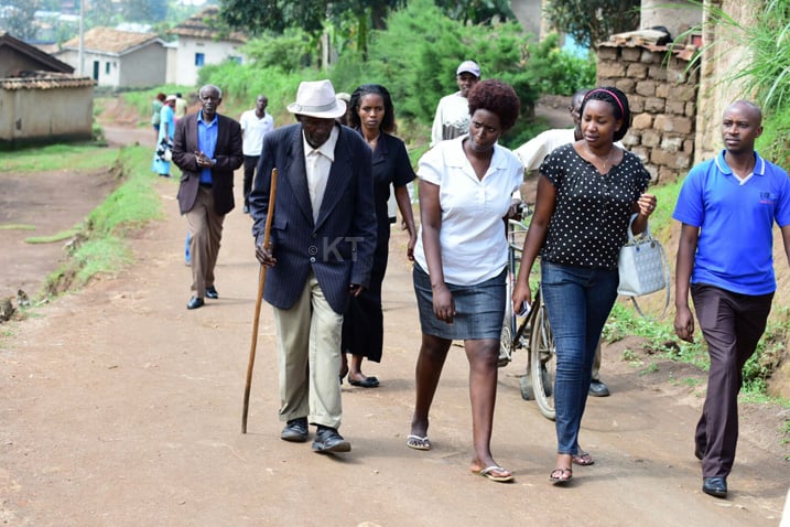 Aha umusaza yateraga intambwe yerekeza aho batorera nta wamusigaga n'ubwo bigaragara ko akuze