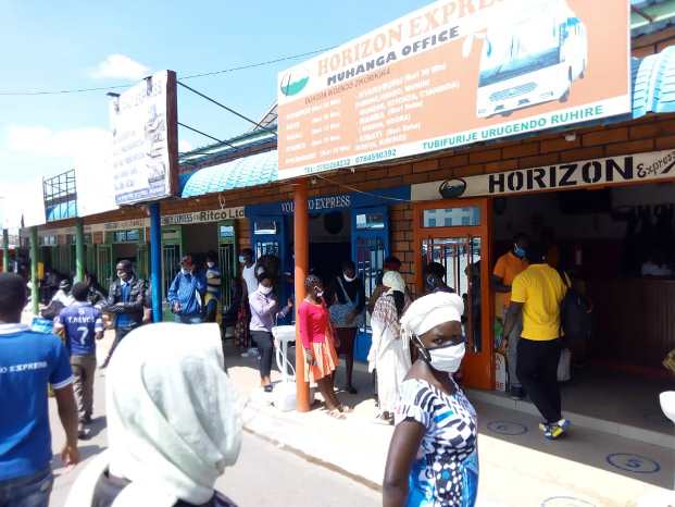 Ahacururizwa amatike i Muhanga bari gukurikiza amabwirizayo kwirinda Covid-19