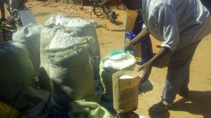 Ubusanzwe ahacururizwa ifu mu masoko agize amasantere naho hashobora gutera umwanda.