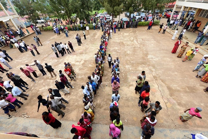 Kicukiro - Na ho amatora yabaye mu bwisanzure, abatora bakajya inyuma y'abakandida.