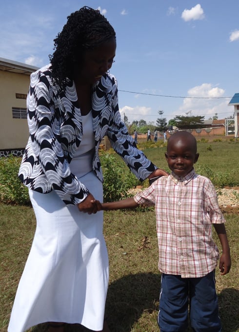 Umuyobozi w'akarere ka Bugesera wungirije ashimira Ahishakiye nyuma yo gutorwa muri komite ihagarariye abana mu karere.