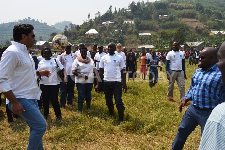 Ahmad Alhendawi uretse gukora umuganda yasangije ubumenyi bw'umupira urubyiruko.