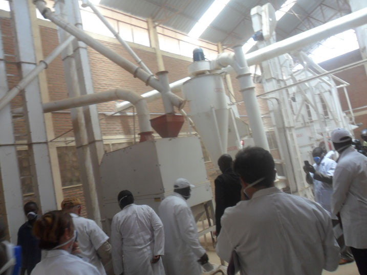 Aho ni mu ruganda Kirehe Rice company, iyo mashini itonora umuceri.