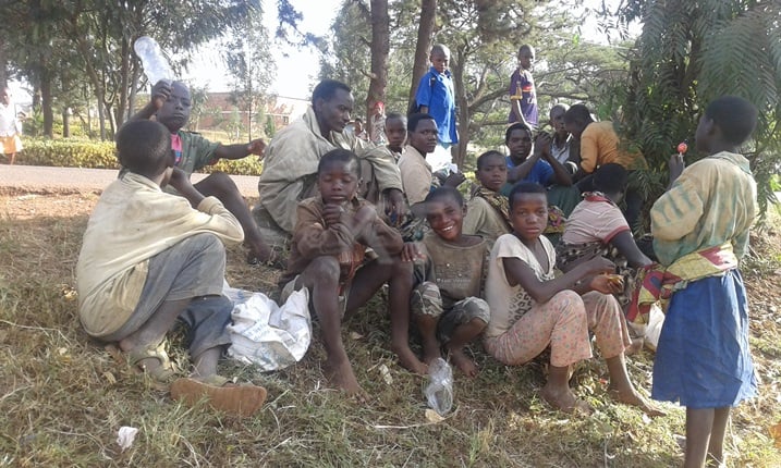 Aho bicaye baruhuka ngo bakomeze urugendo aho basaba ubufasha k'ubanyuzeho wese.