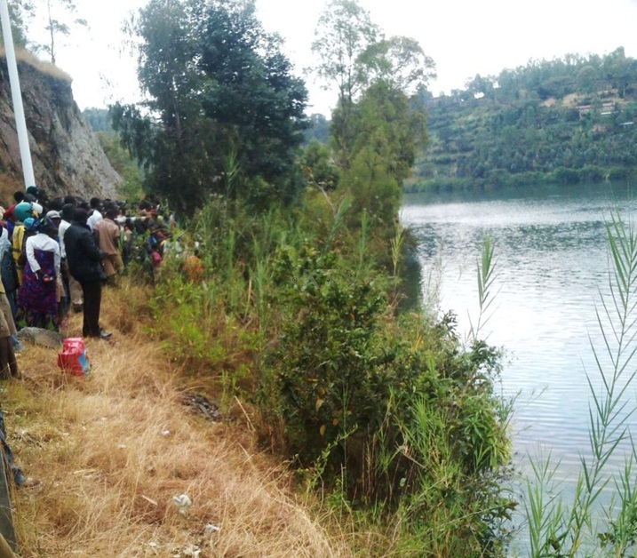 Aho imodoka yaguye mu Kivu mu murenge wa Bwishyura.