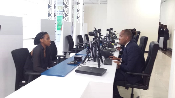 Aho uwasabye pasiporo atangira amakuru