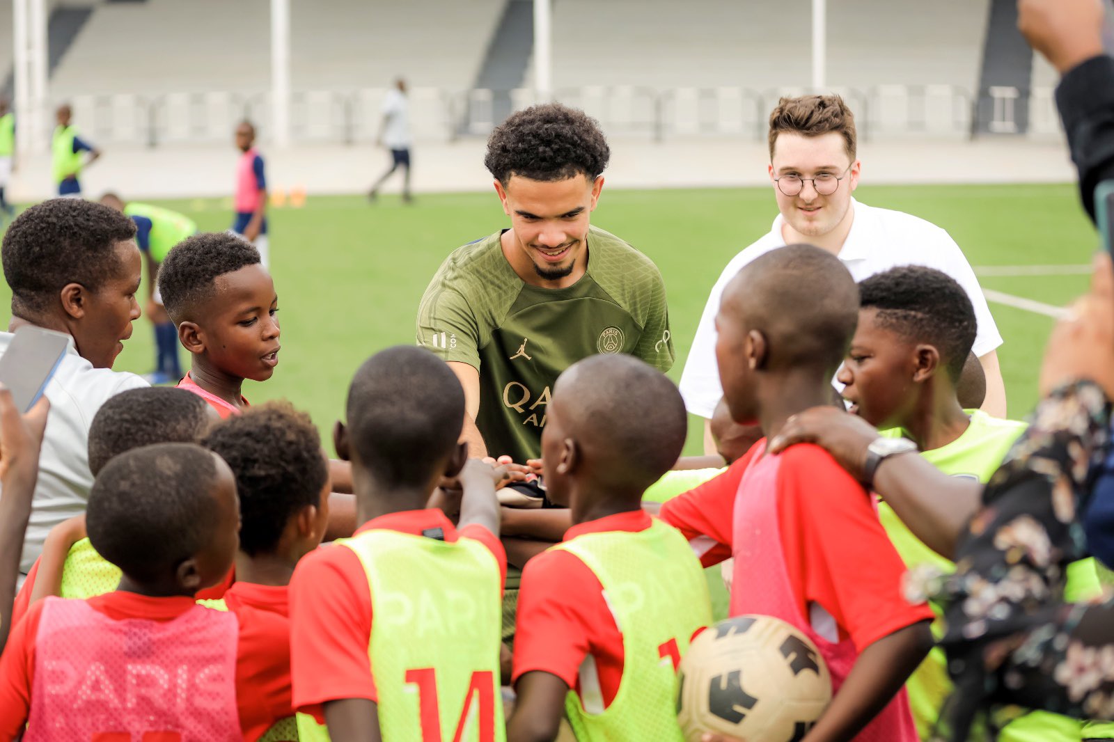 Warren Zaïre-Emery yahuye n'abana bo muri Academy ya Paris Saint-Germain