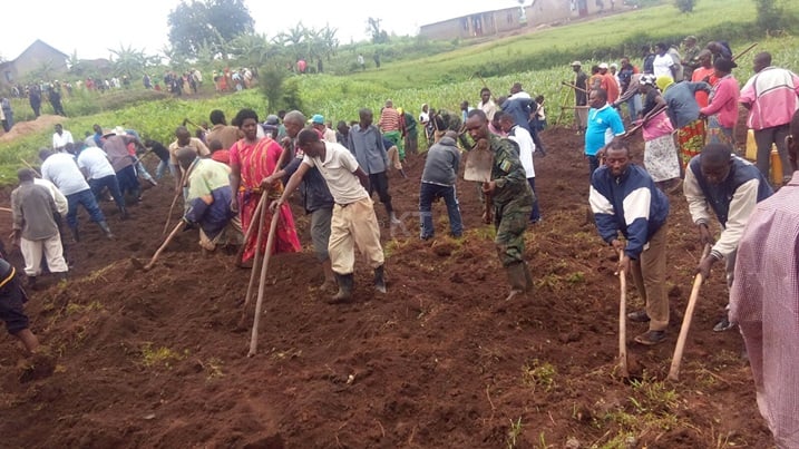Bari gusiza ikibanza cyo kubakira utishoboye.