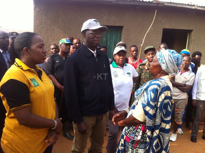 Minisitiri w'Intebe yanasuye abatuye mu mudugudu witiriwe Mandela, aha ari kuganiriza uwitwa Mukamusoni Josephine.