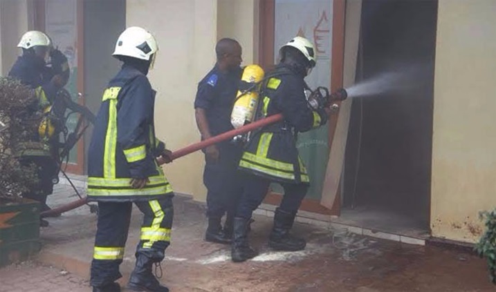 Abashinzwe kuzimya inkongi z'umuriro bahise bahagera.