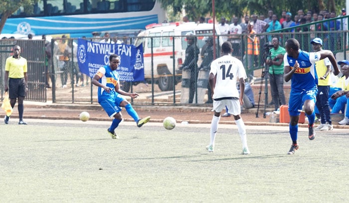 Eric Irambona wari kapiteni kuri uyu mukino, ahereza umupira Sugira Ernest