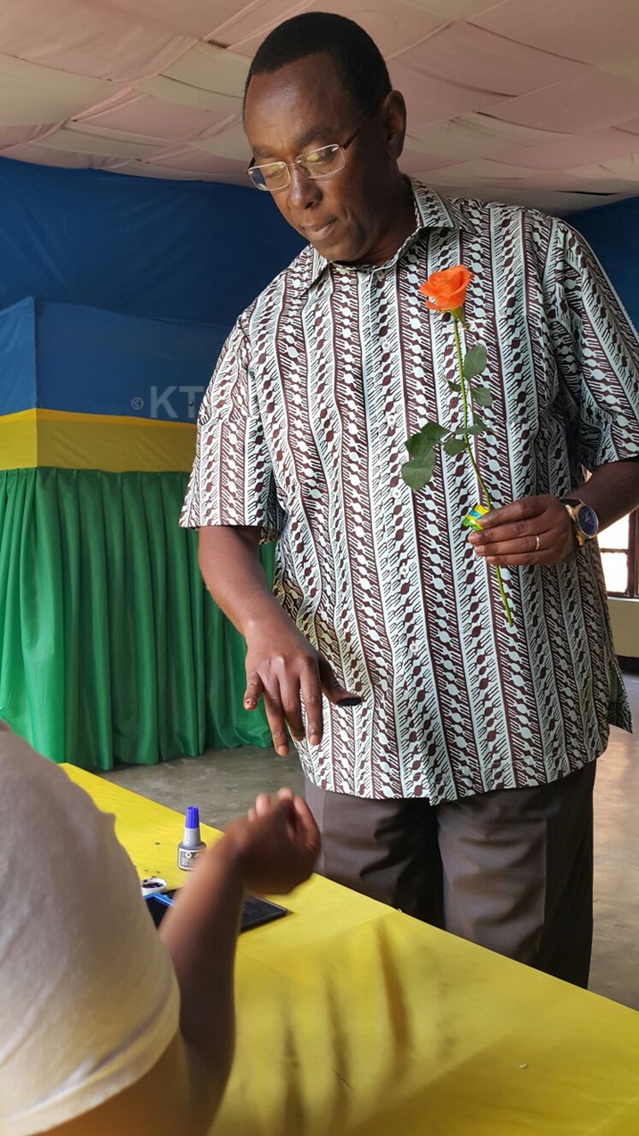 Amaze gutora bamuhaye ikimenyetso gihabwa umaze gutora.