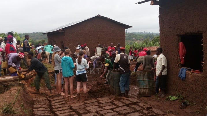 Umuyobozi w'akarere, wongeye gutorerwa uyu mwanya, Eugène Kayiranga Muzuka, na Perezinda w'inama Njyanama Dr. Jean Chrisostome, bifatanyije n'abaturage b'Umurenge wa Mbazi gutunganya imbuga z'ahubatswe amazu y'abatishoboye icyenda bari batuye mu gishanga cya Rwabuye.