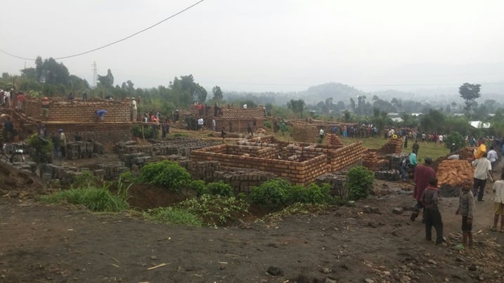 Muri Burera bari mu muganda wo kubaka amazu y'abatishoboye.