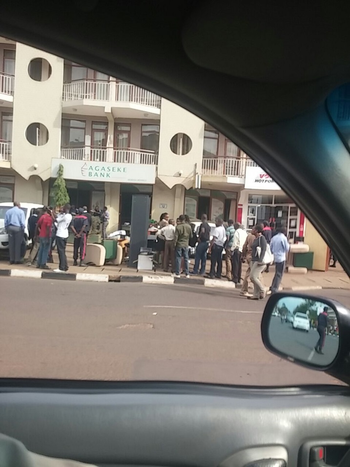 Abakorera muri iyi nkubako bahise basohorwamo kugira ngo batagira izindi ngaruka baterwa n