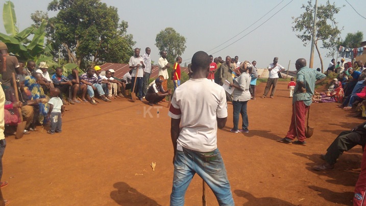 Abaturage b'umudugudu Wa Mbagira mu karere ka Rusizi, mu nama ya nyuma y'umuganda nyuma yo gukora umuganda batema ibyatsi byameze mu imihanda ibahuza.