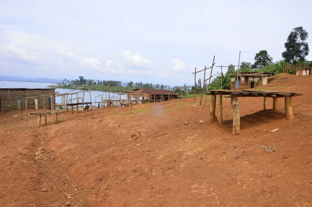 Abatuye Umurenge wa Nyabitekeri bavuga ko aka gasoko bakoresha ari amaburakindi