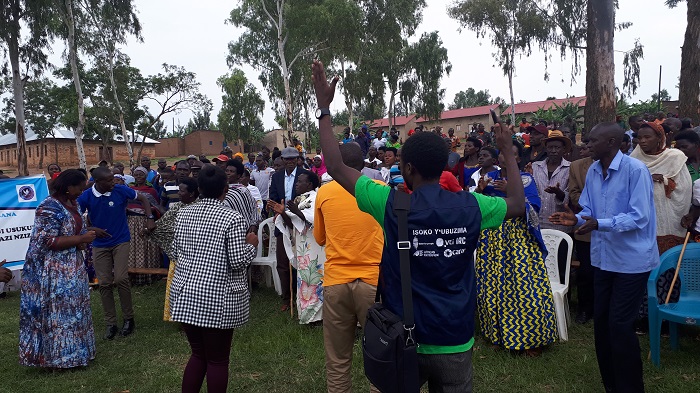 Abaturage bacinye akadiho bishimira ko bahawe amabati yo gusakara ubwiherero