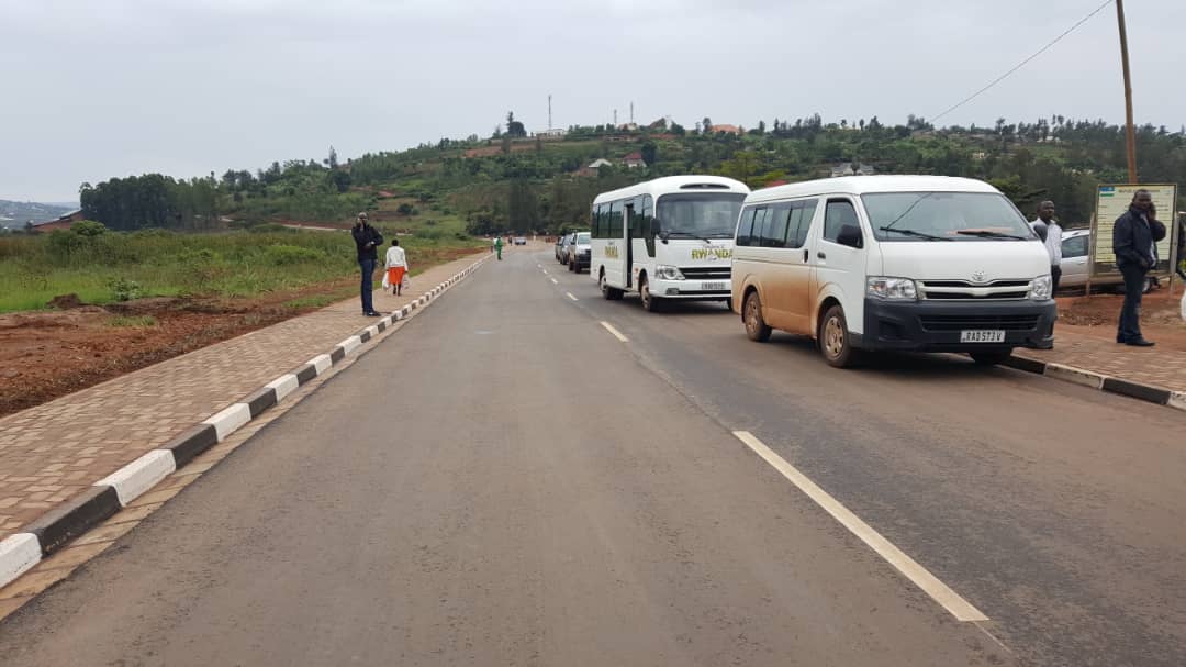 Akarere ka Gasabo kanatashye umuhanda wa kaburimbo ureshya na kilometero eshatu kuva ahitwa kuri 15 kugera i Ndera, katanzeho amafaranga y'u Rwanda miliyari ebyiri n'igice
