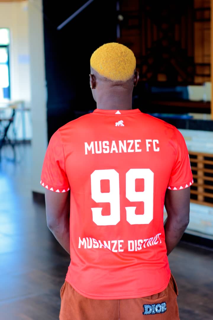 Akarere ka Musanze nk'umuterankunga mukuru kagaragara mu magambo manini yanditse mu mugongo mu nsi ya nomero