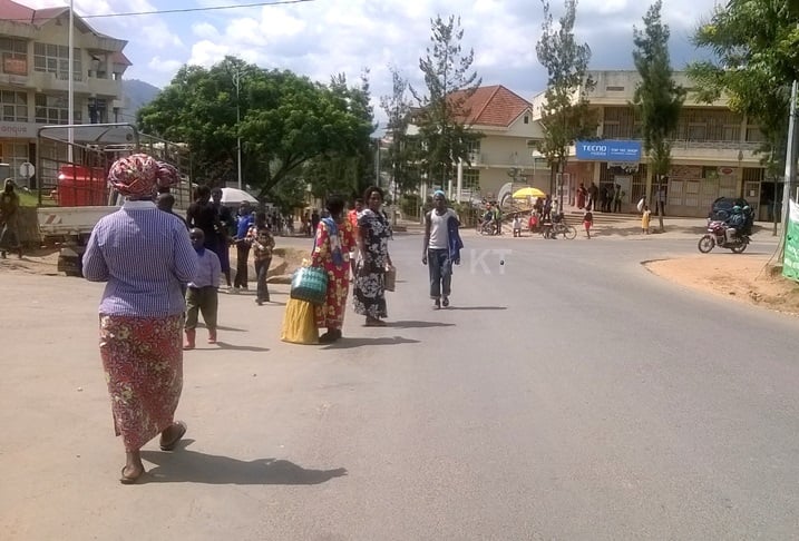 Akarere ka Nyamagabe kateye imbere kabasha no kugeramo ibikorwa remezo aho abaturage bavuye mu bukenene ku kigero cya 73% bagera kuri 41%.