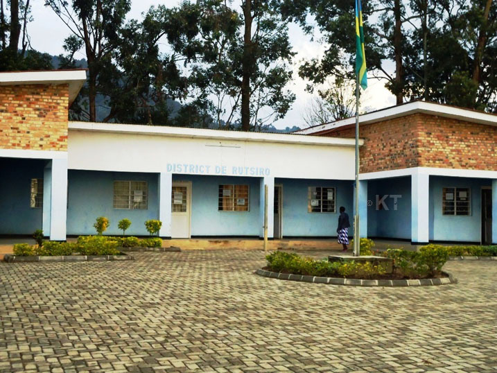 Akarere ka Rutsiro kakoreraga muri iyi nyubako yubatswe mu 1980 none hari kubakwa ibiro bijyanye n'igihe