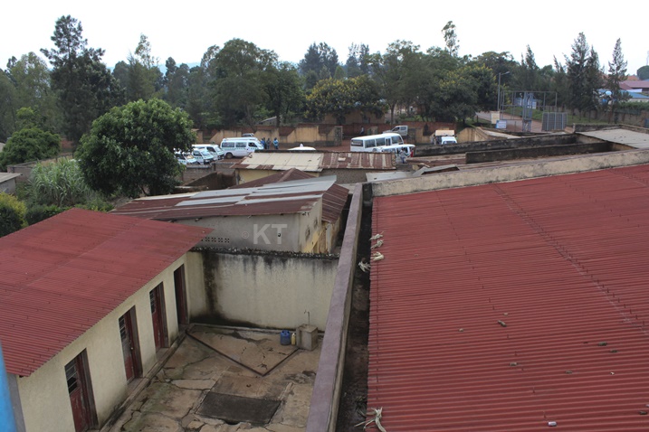 Akarere kamaze kwishyura ba nyir'izi nzu ziri aho gare igomba kubakwa ariko umufatanyabikorwa wagombaga kuyubaka ntaratangira.