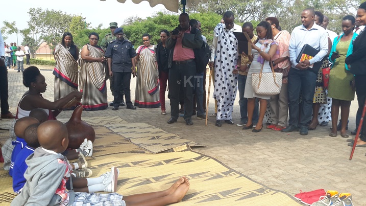 Akarere keretse abasuzuma imihigo ku rwego rw'igihugu uko amata y'i Nyanza aterekwa.