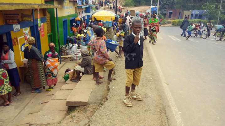 Akenshi mu bice by'icyaro usanga abana baho bakunda guhora biyambariye imyenda y'ishuri n'ubwo bavuga ko babiterwa n'ubukene ariko usanga harimo n'imyumvirejpg