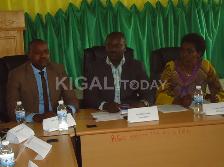 Akimara gutorwa yahise atangira imirimo ayobora inama y'inama njyanama.