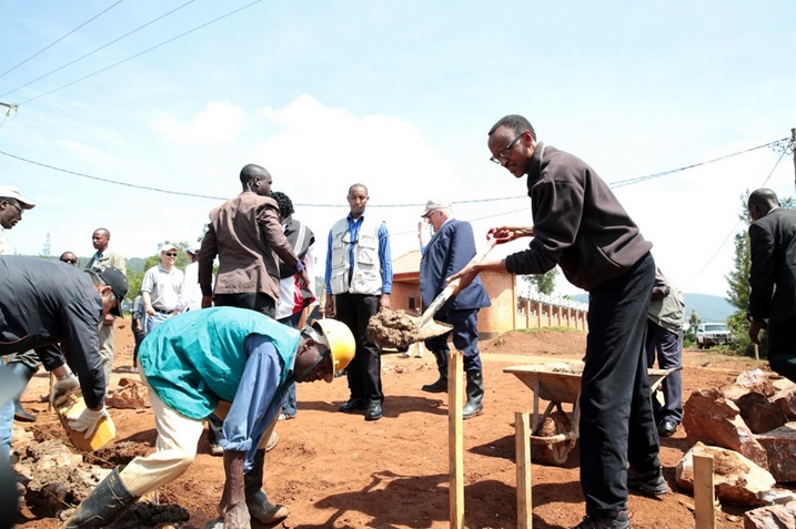 Perezida yitabiriye umuganda wo kubaka inzu mberabyombi y