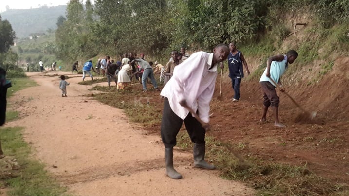 Abatuye mu Karere ka Nyanza batangiriye umuganda ku gihe basibura imihanda.