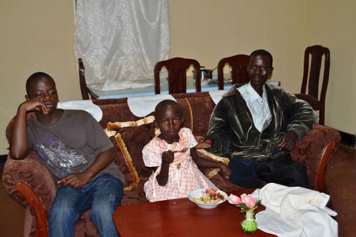 Alice Mukakayigi (hagati) na nyirarume Eustache Ruhamyandekwe (iburyo).