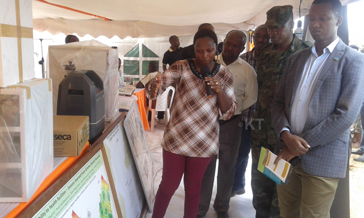 Alice Uwingabiye umuyobozi wa Pertners in health muri Kirehe arereka abayobozi ibyo uwo mushinga ufasha abaturage