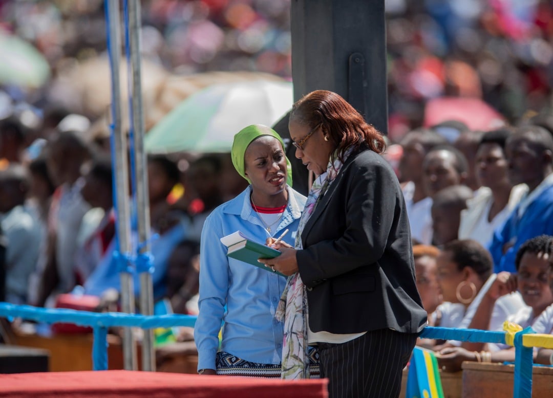 Alivera Mukabaramba, Umunyamabanga wa Leta muri MINALOC yandika ikibazo kiri mu nshingano ze